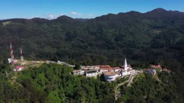 Kolombiya 'daki Montserrat Dağı' nın havadan panoramik görüntüsü.