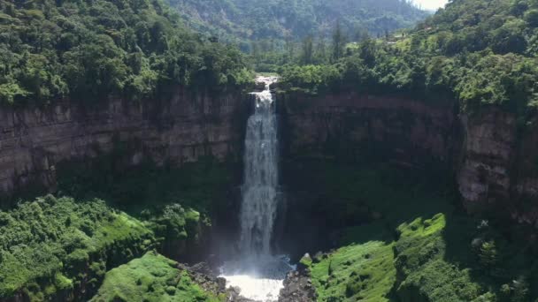 Kolombiya 'nın en görkemli şelalelerinden El Salto de Tequendama' nın hava manzarası. — Stok video