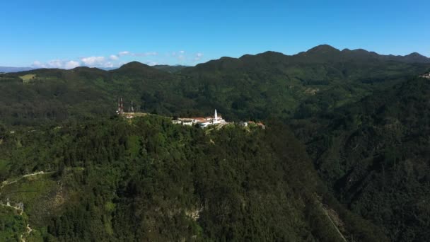 Luchtfoto van een kerk in de bergen van de Andes — Stockvideo