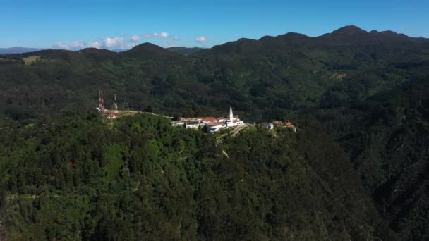 Vista aérea de una iglesia en las montañas de los Andes — Vídeo de stock