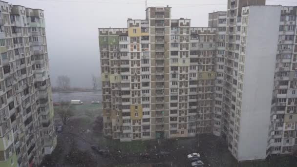 高層ビルの近くの街では大雪。スローモーション. — ストック動画