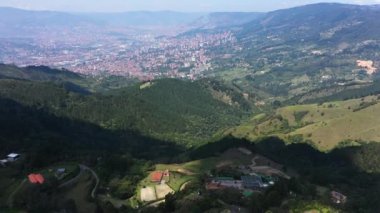Kolombiya 'nın Lüks Hapishanesi' nin içinde Pablo Escobar 'ın Medellin' in şehir manzarası ile kendine yer edinmesine izin verildi.