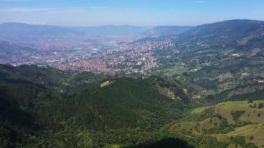 And Dağları 'nda yer alan Medellin şehrinin havadan görünüşü