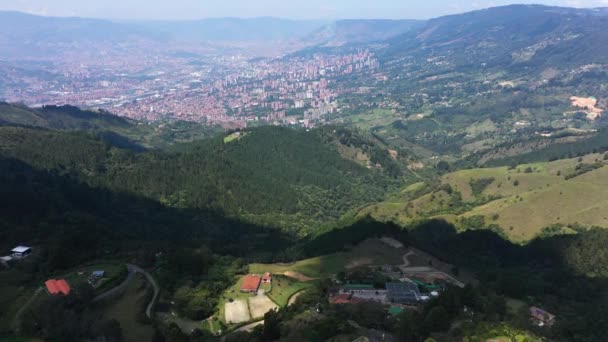 La Catedral: En el interior de la lujosa prisión Colombia permitió a Pablo Escobar hacerse con la vista de la ciudad de Medellín — Vídeos de Stock