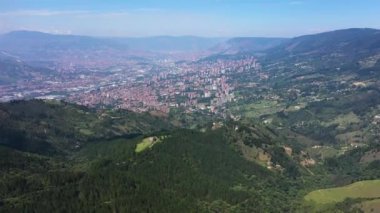 Medellin, Kolombiya 'daki manzaranın havadan görüntüsü