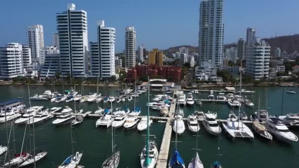 Vista aérea de la Marina en una hermosa bahía en Cartagena, Colombia . — Vídeo de stock