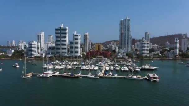 Légi kilátás egy jacht klub egy gyönyörű öbölben Cartagena, Kolumbia — Stock videók