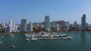 Kolombiya, Cartagena 'da güzel bir körfezdeki yat kulübünün hava manzarası. Kamera hareketi soldan sağa.