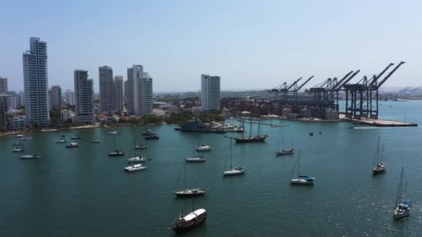 Vista aérea de un puerto de carga en Cartagena, Colombia . — Vídeos de Stock