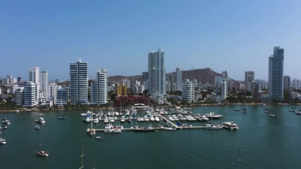 Vista aérea de um clube de iates em uma bela baía em Cartagena, Colômbia. Movimento da câmera da esquerda para a direita . — Vídeo de Stock