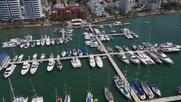 Légi kilátás egy jacht klub egy öbölben Cartagena, Kolumbia. — Stock videók