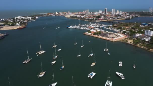 Luchtfoto Prachtig uitzicht op de oude stad vanaf de jachthaven in Cartagena Bay. Caribisch zeezicht. — Stockvideo