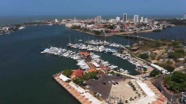Aerial Gyönyörű kilátás nyílik a régi város a jacht klub Cartagena Bay. Karib-tengeri kilátás. — Stock videók