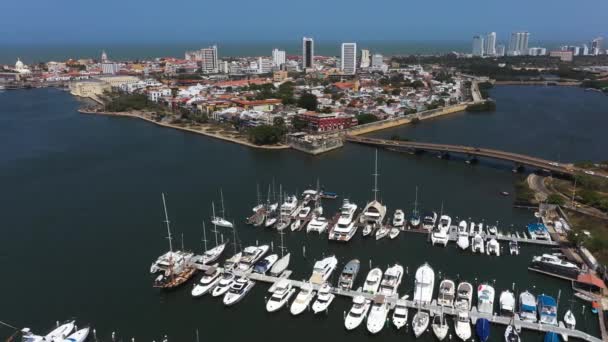 Aérea Hermosa vista de la ciudad vieja desde el puerto deportivo en la bahía de Cartagena. Movimiento de cámara de izquierda a derecha . — Vídeo de stock