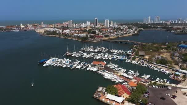 Flygfoto Vacker utsikt över den gamla staden från båtklubben i Cartagena Bay. Kamerarörelse från höger till vänster. — Stockvideo