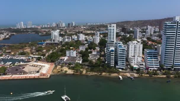 Vista aérea de los altos edificios de apartamentos en la sección moderna de Cartagena, Colombia — Vídeo de stock