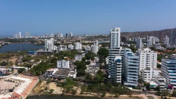 Vista aérea dos altos edifícios de apartamentos na moderna seção de Cartagena, Colômbia — Vídeo de Stock