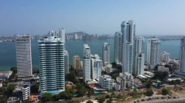 Latin Amerika 'da modern ve endüstriyel bir şehrin havadan görünüşü. Kolombiya, Cartagena 'nın prestijli Castillogrande bölgesinden liman manzarası. Soldan sağa dikey pan.