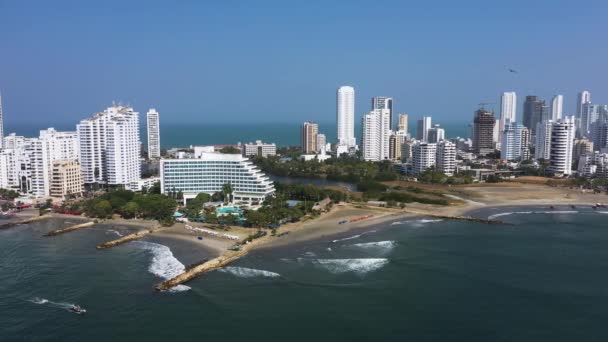 Flygfoto över en modern och industriell stad i Latinamerika. Förflyttning av fordon på gatorna i stadens kustzon. Vertikal panna från vänster till höger. — Stockvideo