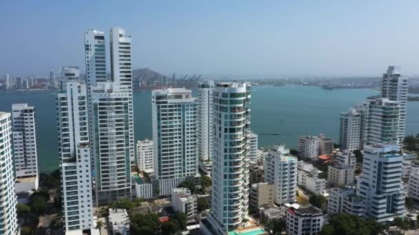 Légi kilátás a modern felhőkarcolók, üzleti lakások, szállodák Cartagena, Kolumbia. Függőleges pan balról jobbra. — Stock videók