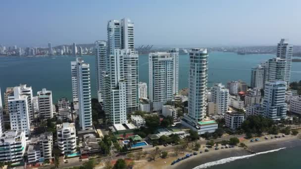 Luchtfoto van moderne wolkenkrabbers, zakelijke appartementen, hotels in Cartagena, Colombia. Vrije overspanning van de camera in de ruimte. — Stockvideo