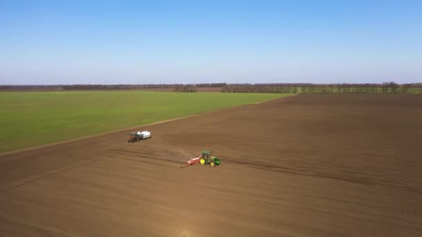 Vista aérea de un tractor en el campo. Preparación de la tierra para la siembra — Vídeos de Stock