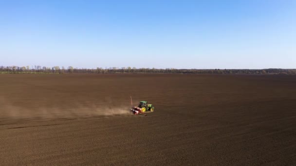 Flygfoto av en traktor på fältet. Förbereda marken för sådd — Stockvideo