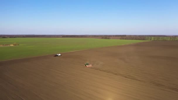 Вид с воздуха на сельскохозяйственный тракторный ландшафт — стоковое видео