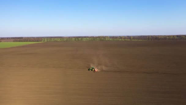 Аерофотозйомка полів оранки тракторів - підготовка землі до посіву — стокове відео
