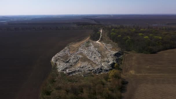 Der Berg an Plastikmüll aus städtischen Gemeinden und Industriegebieten — Stockvideo