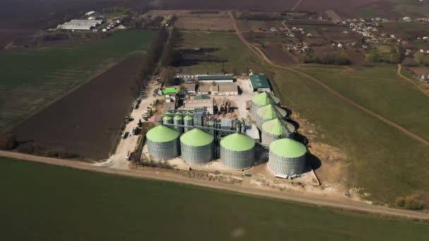 Vista aérea de la planta de agrotransformación para la transformación y silos para la limpieza de secado y almacenamiento de productos agrícolas, harina — Vídeos de Stock