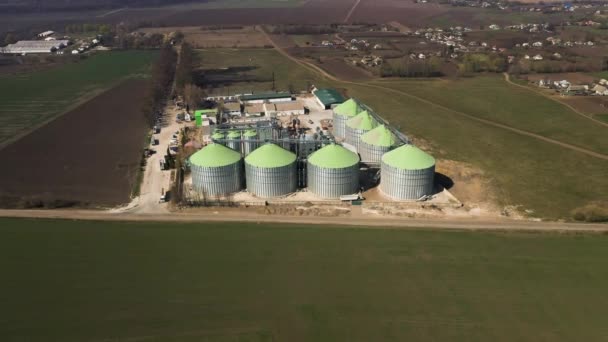 Vista aérea de los silos industriales cerca de los campos — Vídeos de Stock