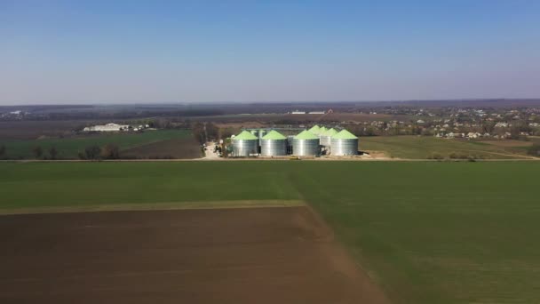 Аерофотозйомка елеватора зернових силосів біля полів — стокове відео