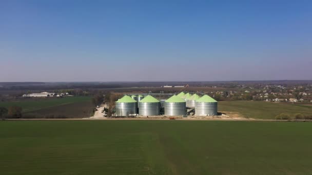 Vista aérea del elevador de silos de grano cerca de los campos en primavera — Vídeos de Stock