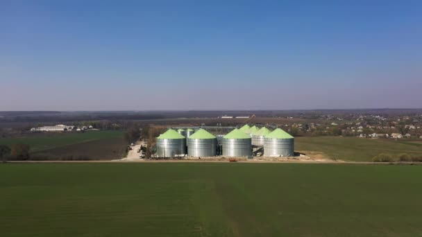 Widok z powietrza na silosy zboża windy w pobliżu pól na wiosnę — Wideo stockowe