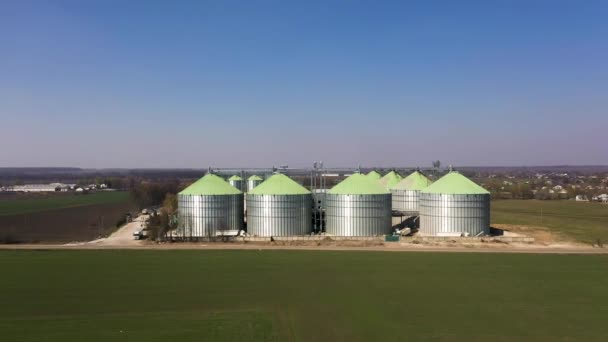 Veduta aerea dei silos agricoli - Edilizia Esterno, Stoccaggio ed essiccazione di cereali, frumento, mais, soia . — Video Stock