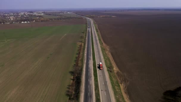 Widok z lotu ptaka na piękną autostradę wzdłuż pól — Wideo stockowe