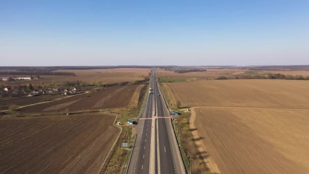 Vista aérea de una hermosa autopista a lo largo de los campos — Vídeos de Stock