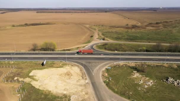 Een camera van een drone bewaakt een vrachtwagen op een snelweg — Stockvideo