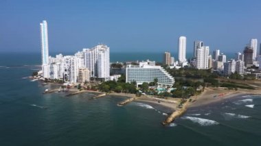 Kolombiya, Cartagena 'nın modern bölümündeki otellerin ve uzun apartmanların havadan görüntüsü. Hareket etmeden tek bir noktadan ateş etmek..