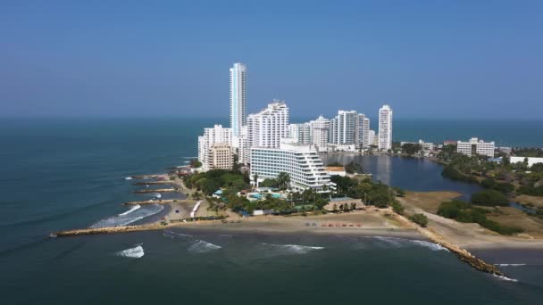 Légi kilátás a Karib-tenger partján egy modern turisztikai terület Cartagena, Kolumbia. Lövöldözés egyetlen pontról, mozgás nélkül. — Stock videók