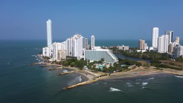 Widok z lotu ptaka na piękną panoramę dzielnicy Bocagrande, Cartagena, Kolumbia. — Wideo stockowe