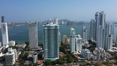 Modern gökdelenlerin, iş yerlerinin, Cartagena, Kolombiya 'daki otellerin havadan görünüşü. Sağdan sola dikey pan.