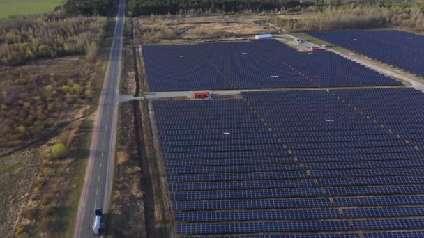 Vista aérea dos painéis solares - Central de energia solar perto da estrada . — Vídeo de Stock