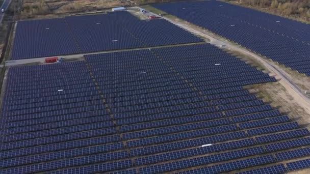 Vista aérea da vista aérea das unidades solares fotovoltaicas . — Vídeo de Stock