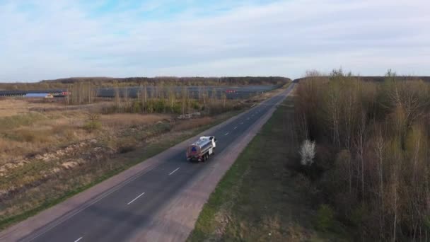 Widok z lotu ptaka na elektrownię słoneczną. Panele słoneczne w pobliżu drogi. — Wideo stockowe