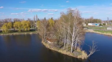 Ukrayna 'nın Old Solotvin köyündeki bir av kulübesinin havadan görüntüsü..