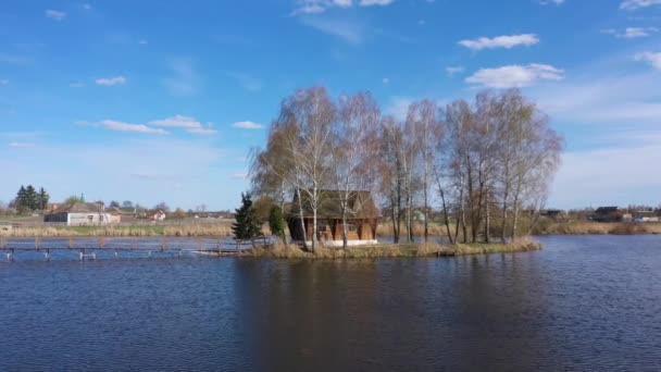 Ukrayna 'nın Eski Solotvin köyünde av kulübesi.. — Stok video