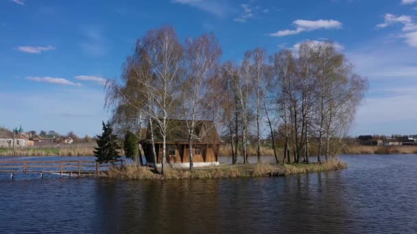 湖の真ん中に古い放棄された家の農村風景。秋の朝の風景。ウクライナのZhytomyr地方の旧Solotvin村. — ストック動画