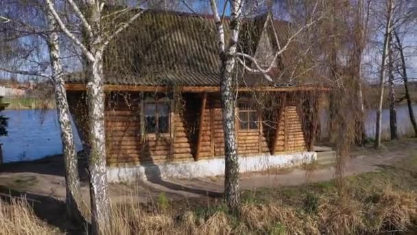 湖の真ん中に放棄された家や木と島の空中風景。秋の朝の風景。ウクライナのZhytomyr地方の旧Solotvin村. — ストック動画